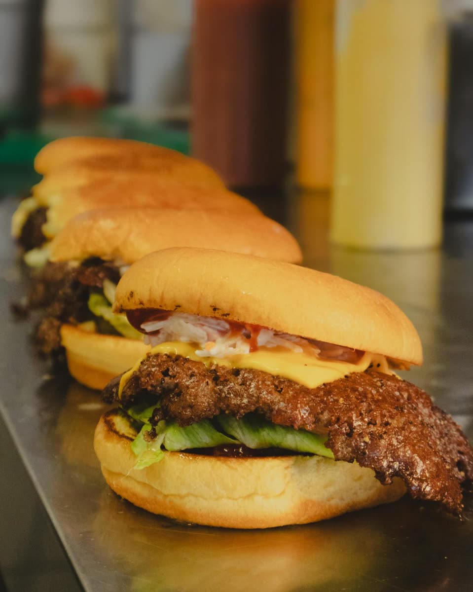 Frisch gesmashte Burger mit knusprigen Rändern am Smash It Foodtruck