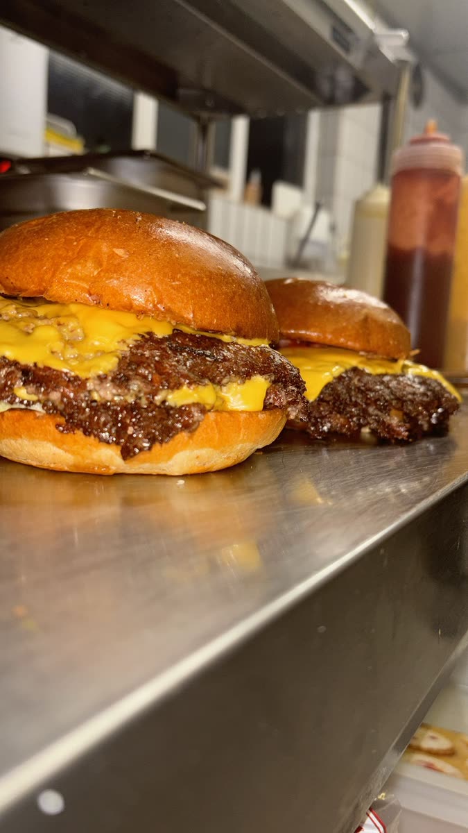 Frisch zubereitete Smash Burger mit geschmolzenem Käse