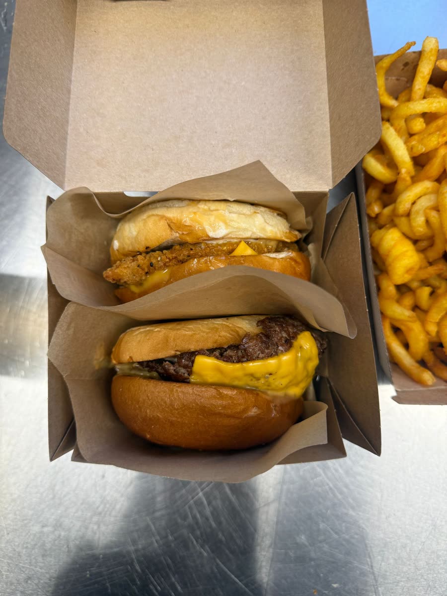 Zwei Smash Burger und Loaded Fries in der Box am Smash It Foodtruck