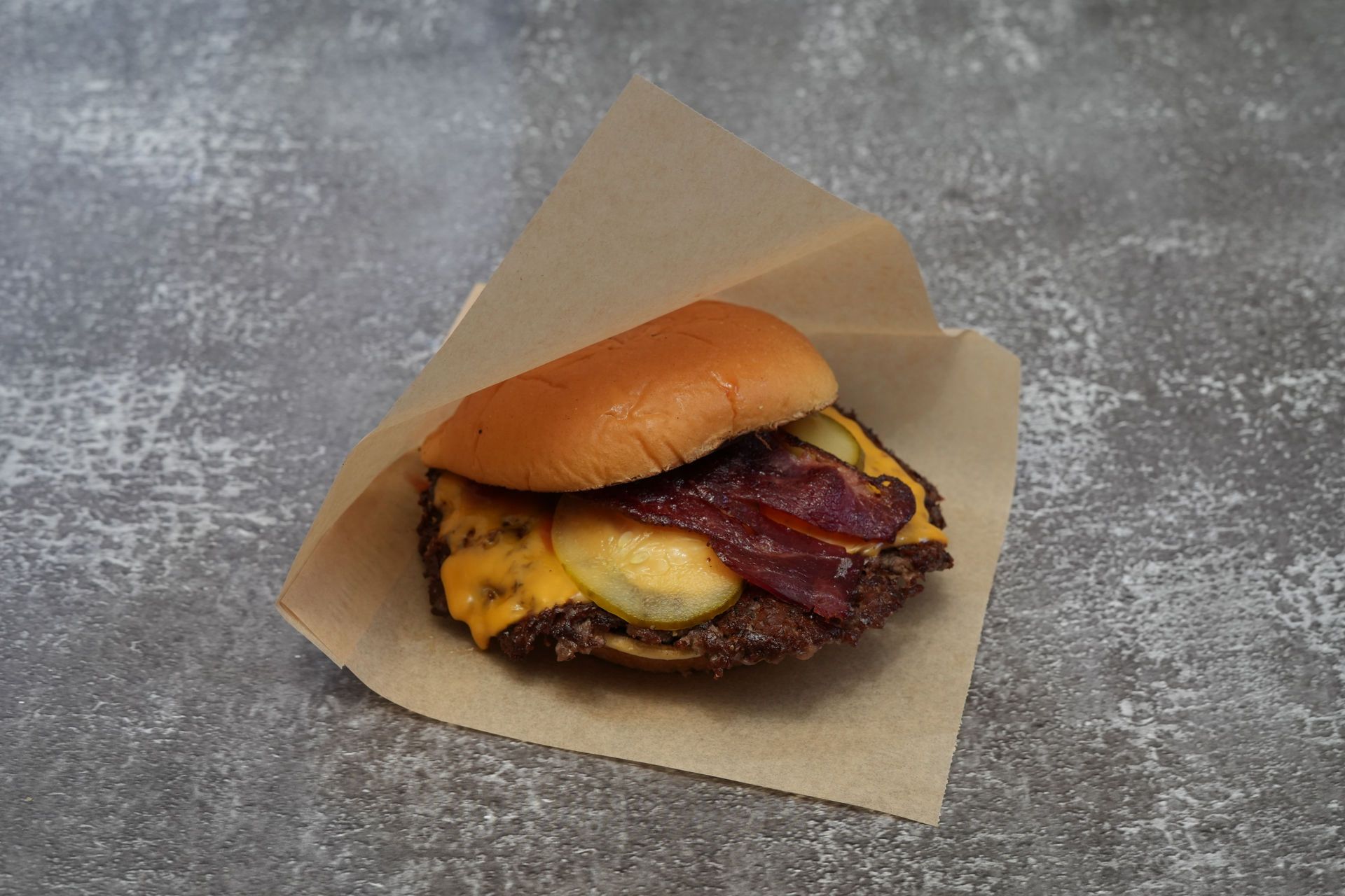 Bacon Cheese Burger – Rindfleisch-Patty mit American Cheese, Beef-Bacon und eingelegten Gurken