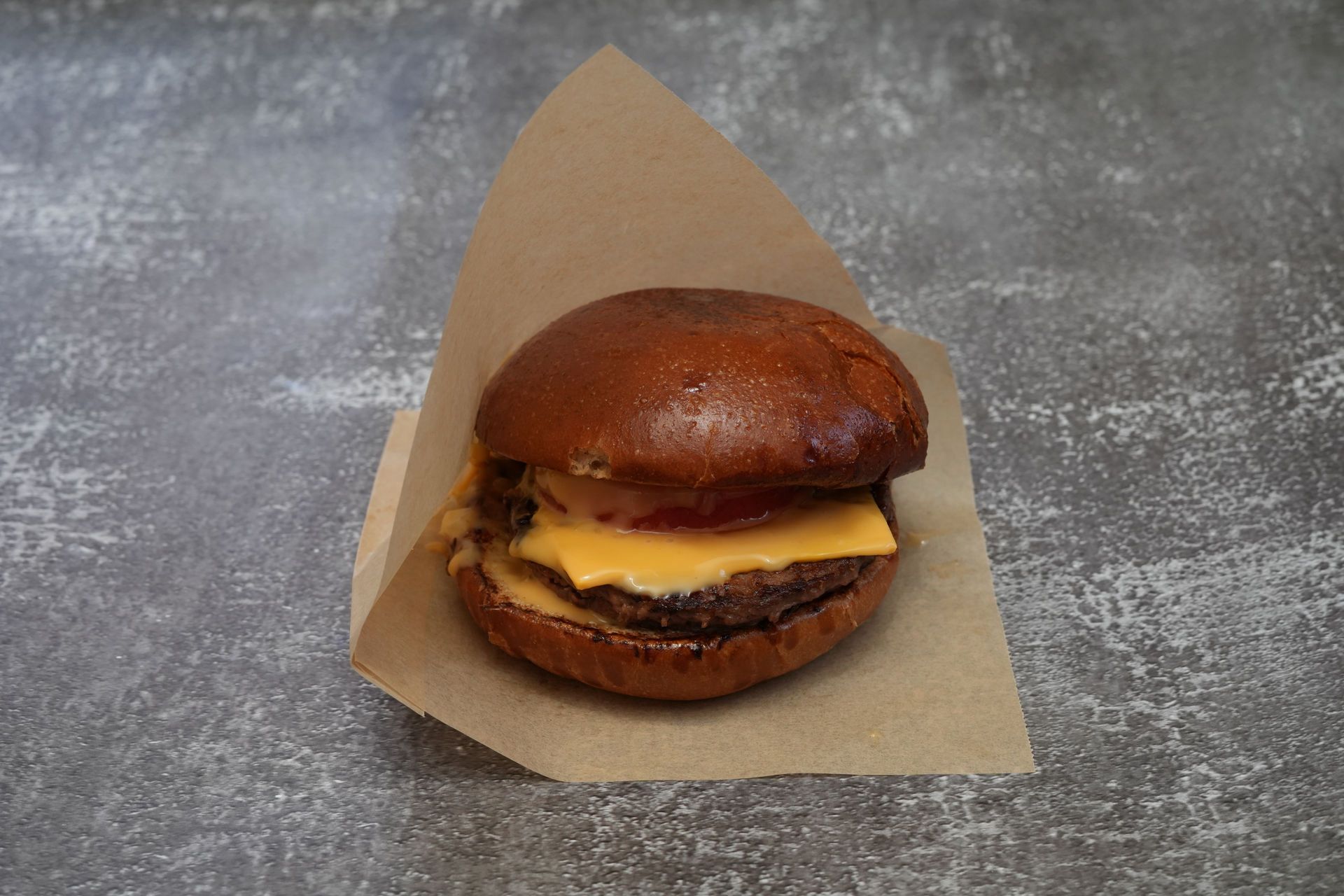 Beyond Vegan Burger – Kichererbsen-Patty mit American Cheese, eingelegten Gurken und hausgemachter Burgersauce