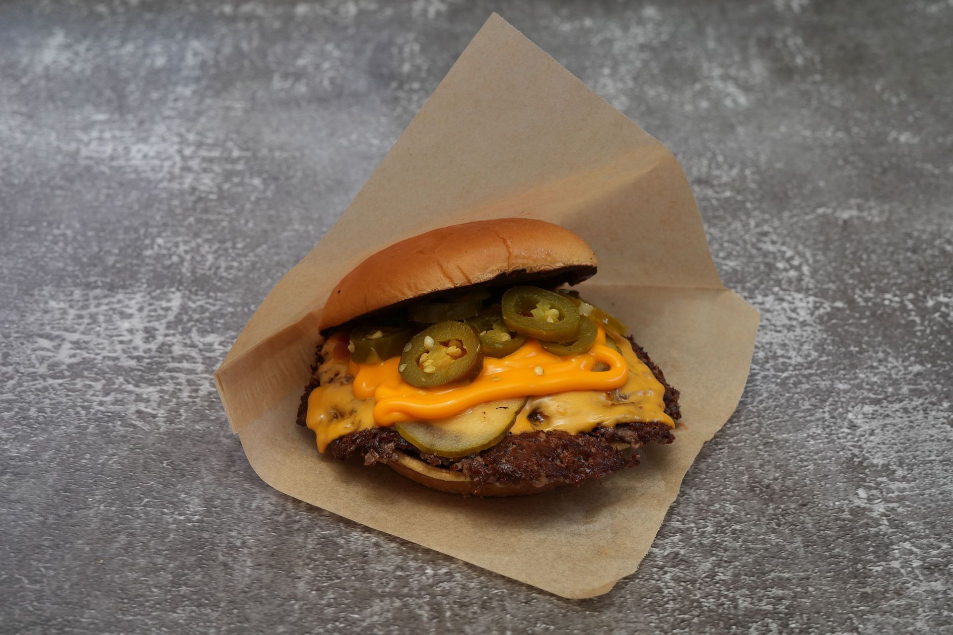 Chilli Cheese Burger – Rindfleisch-Patty mit American Cheese, Cheddarcreme und Jalapeños