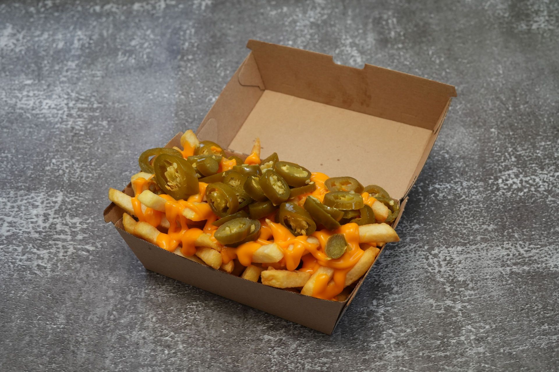Chilli Cheese Fries – knusprige Pommes mit Chilli-Cheese-Sauce und Jalapeños