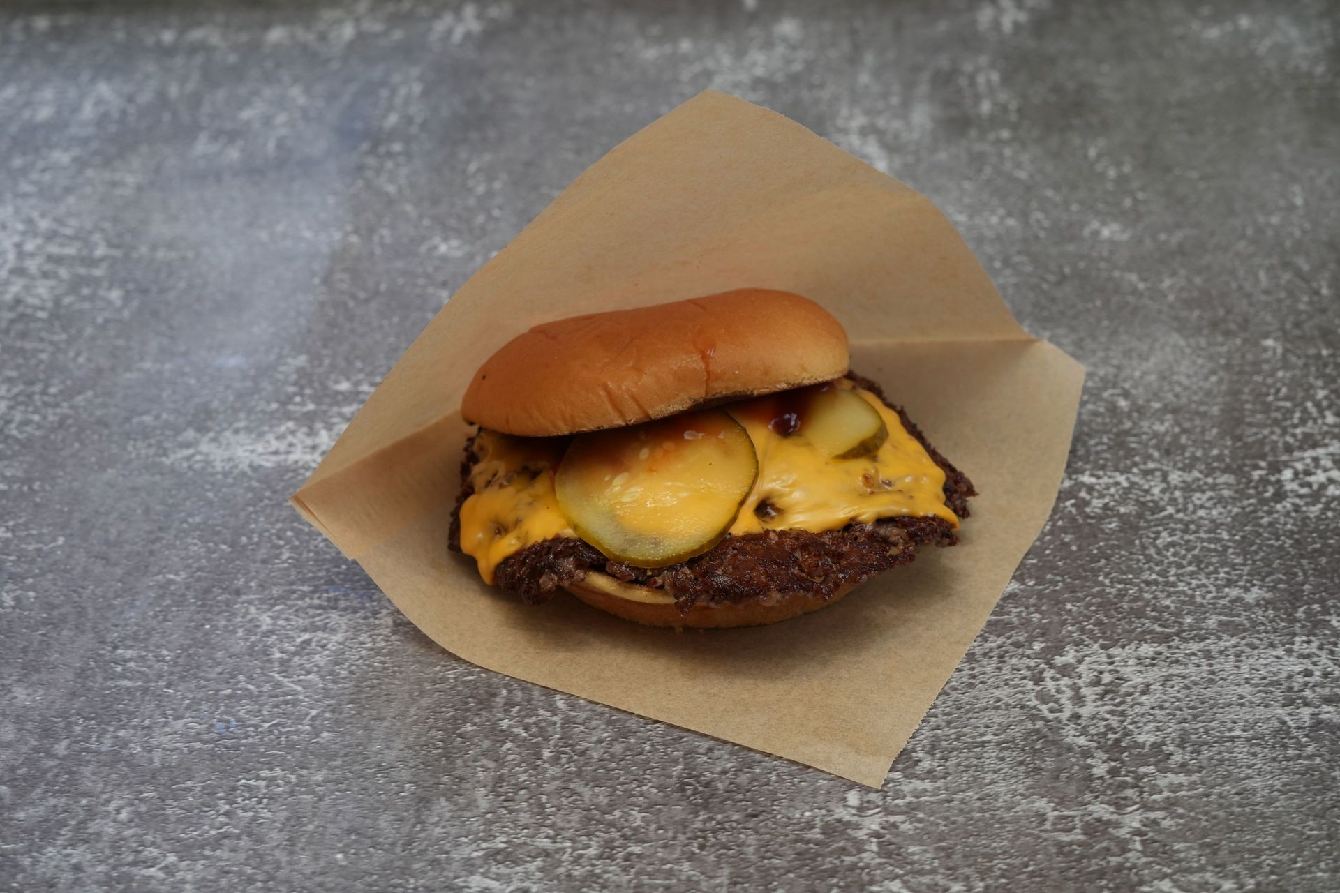 Classic Burger – gesmashtes Beef-Patty mit American Cheese und Smash Sauce