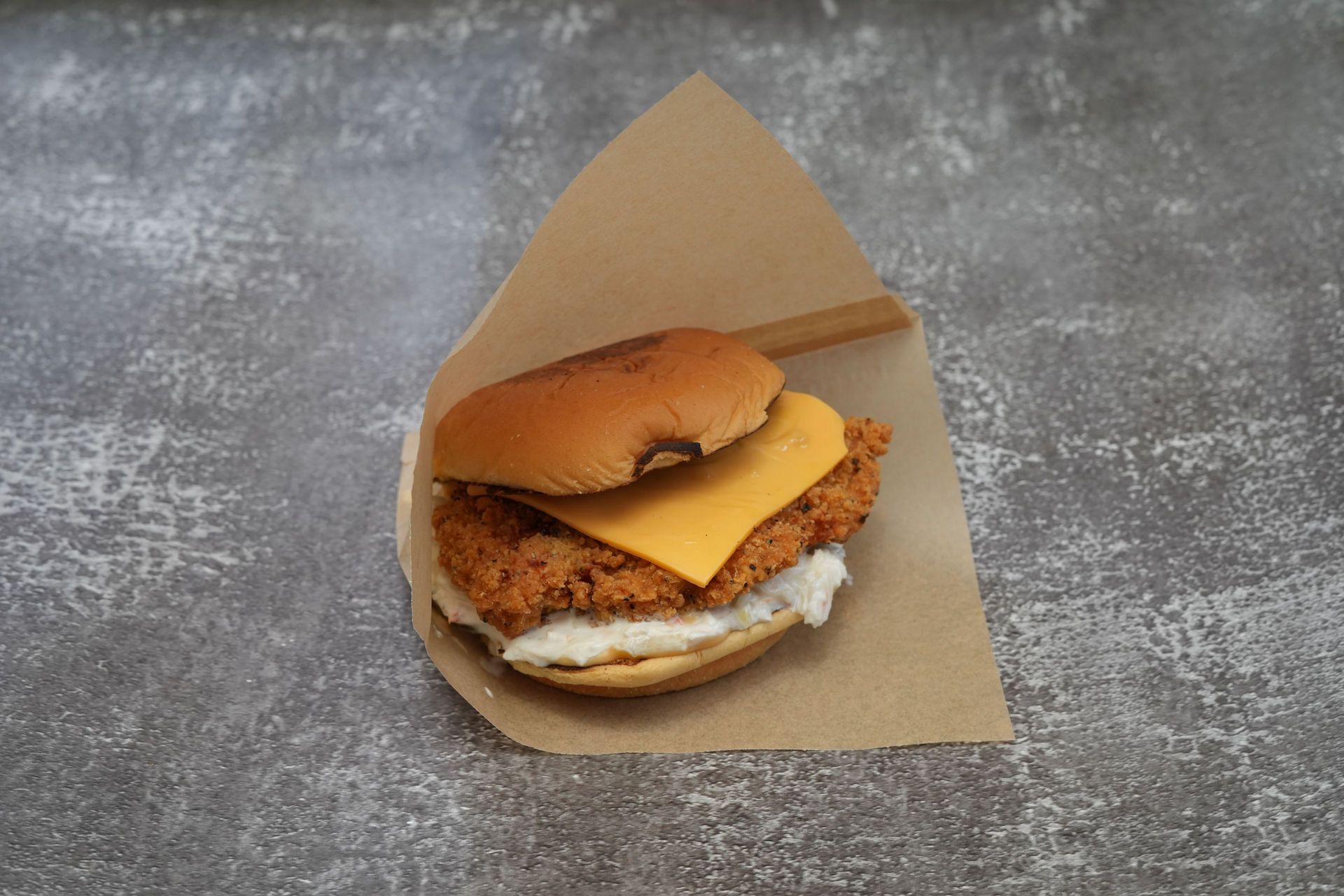 Nashville Burger – Chicken Tender mit Coleslaw Salat, Käse und Burgersauce