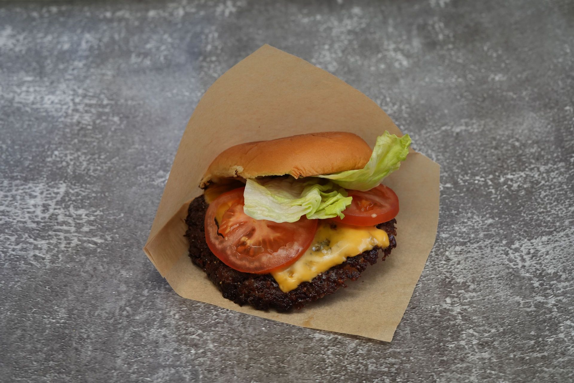 Super Smash Burger – Rindfleisch-Patty mit American Cheese, hausgemachter Burgersauce und frischem Salat